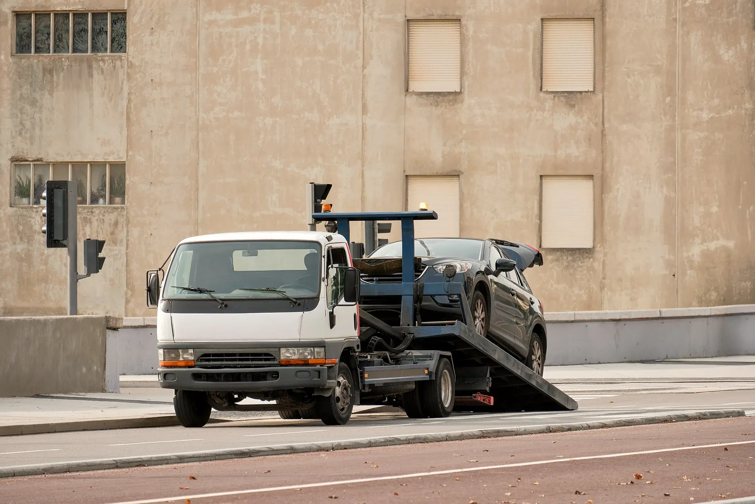 Satha Express recovery vehicle completing a roadside service