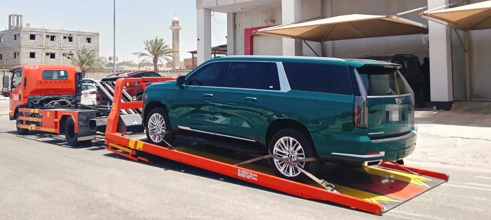 كاديلاك إسكاليد على سطحة مسطحة تابعة لسطحة إكسبريس