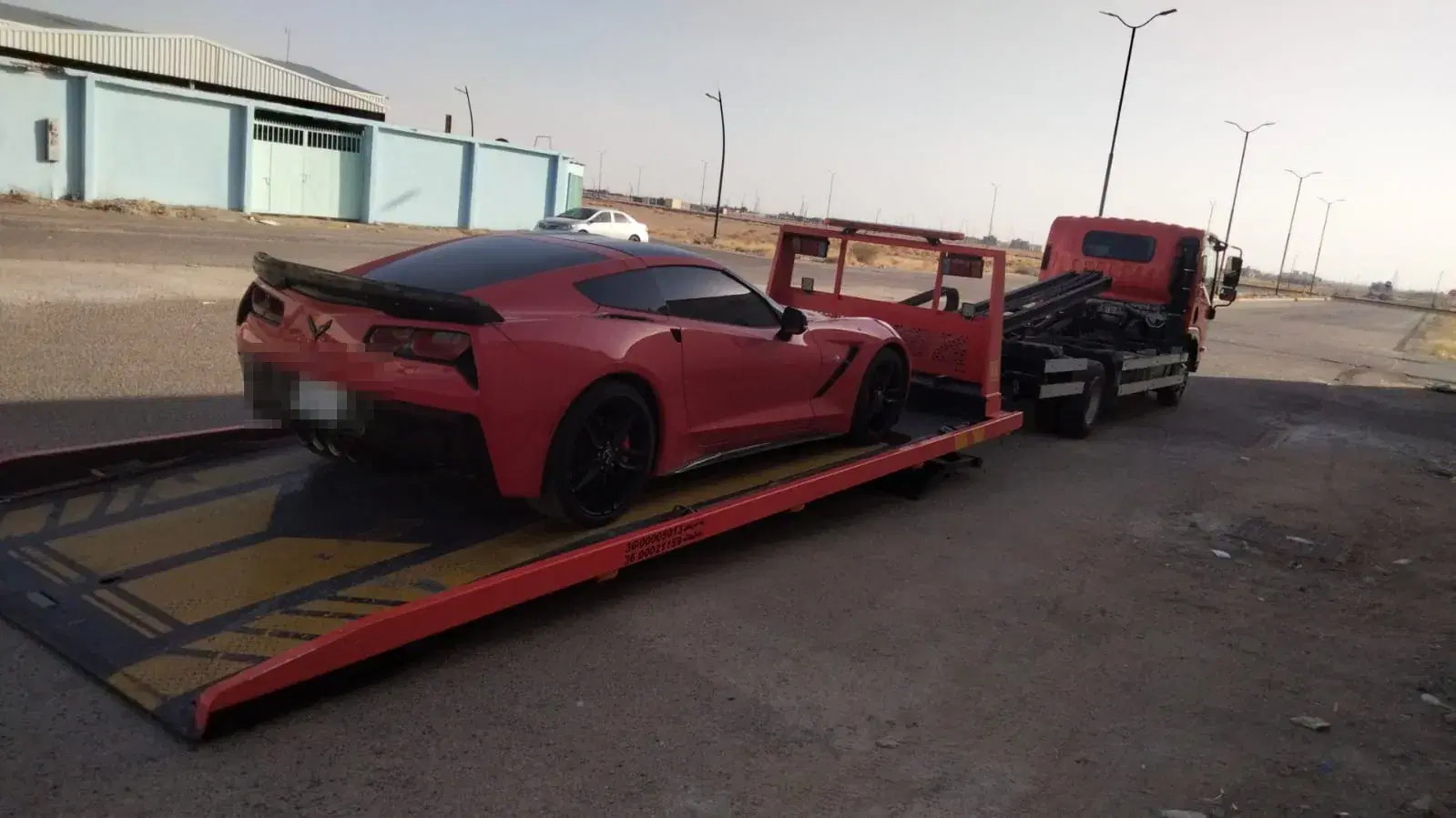 سطحة تابعة لسطحة إكسبريس تنقل شيفروليه كورفيت بين المدن