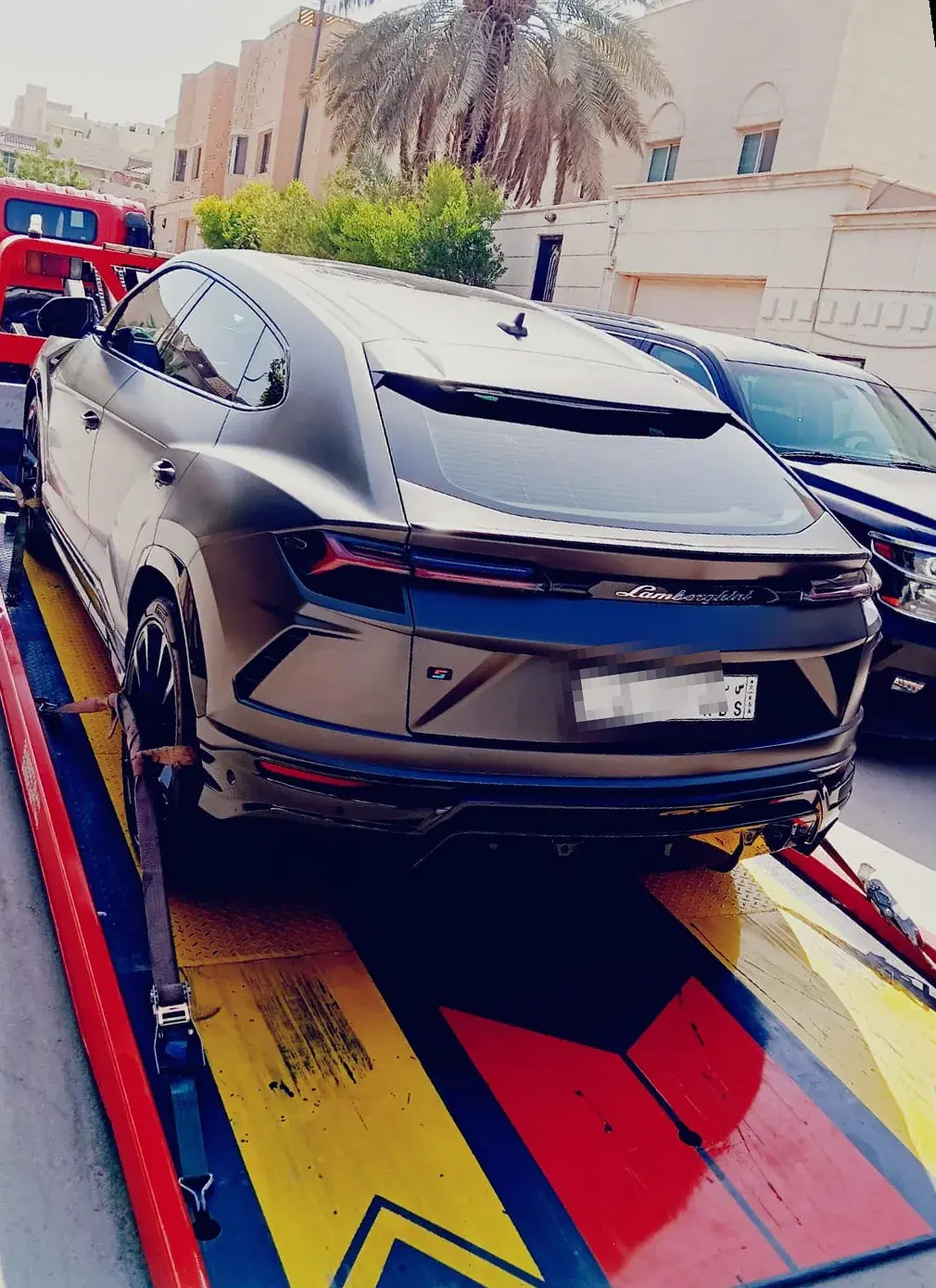 سطحة تابعة لسطحة إكسبريس تنقل لامبورغيني أوروس بعناية