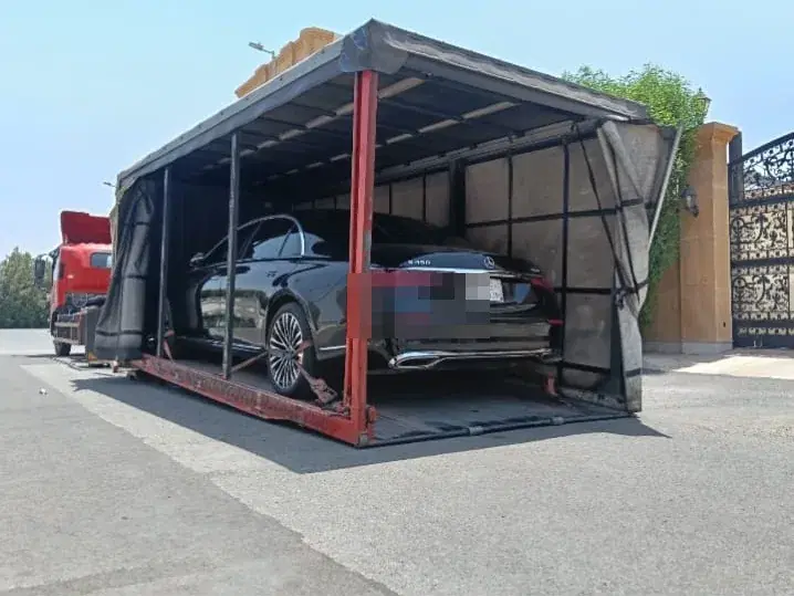 مرسيدس S-Class داخل مقطورة نقل مغلقة تابعة لسطحة إكسبريس