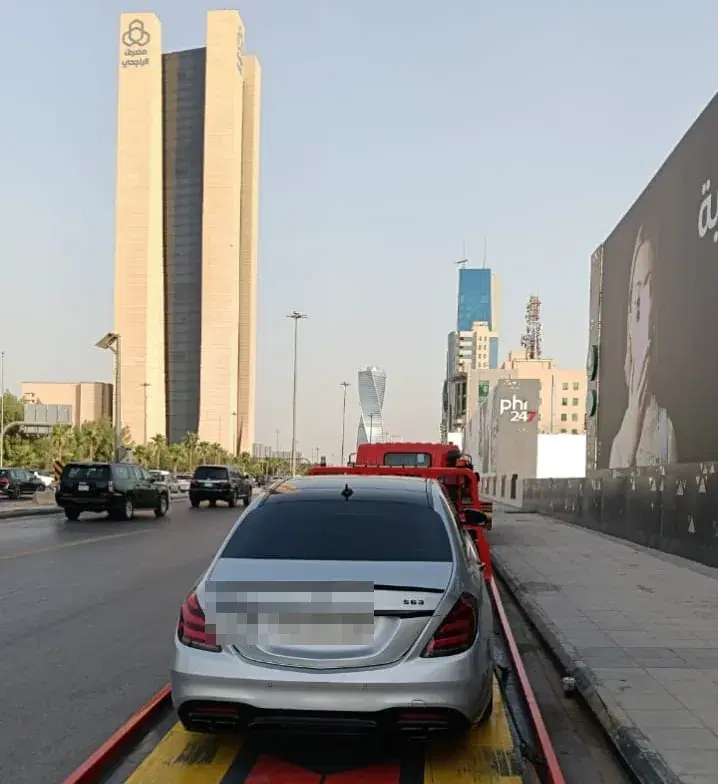 مرسيدس AMG S63 على سطحة مسطحة تابعة لسطحة إكسبريس على أحد طرق الرياض