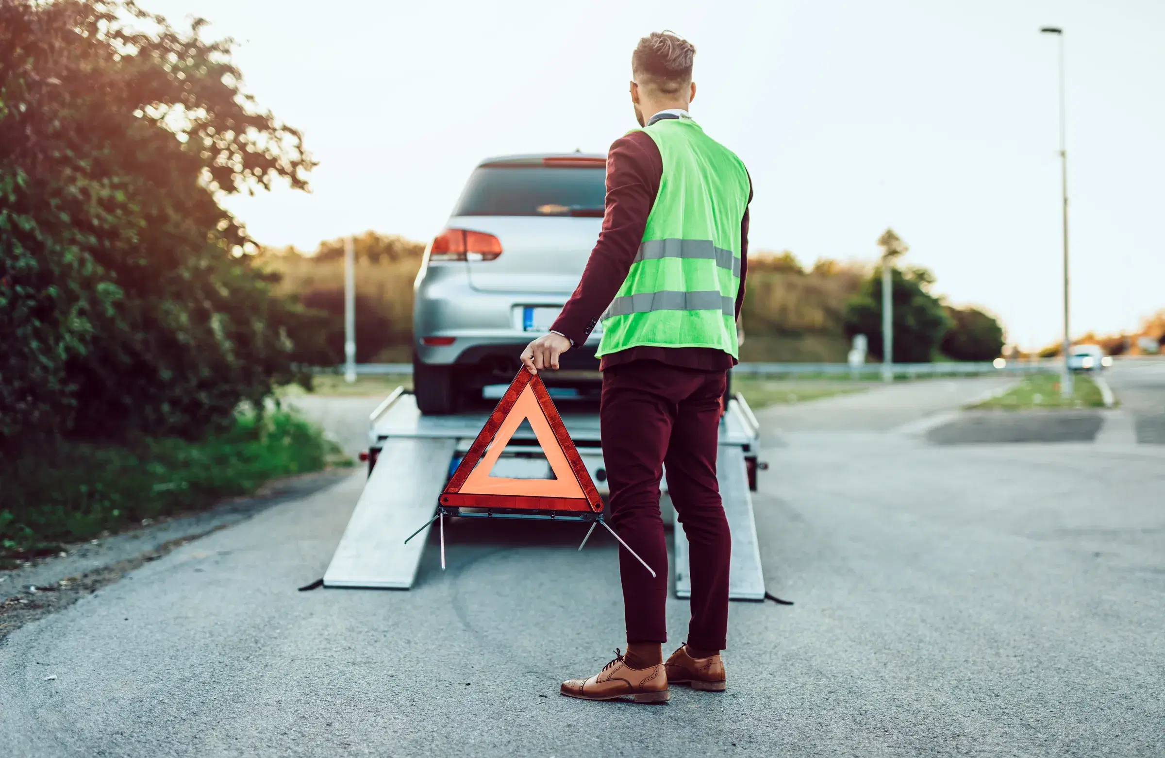 Roadside assistance technician helping a vehicle in Saudi Arabia